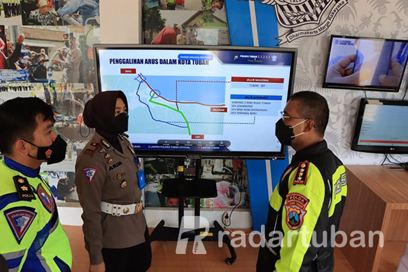 CEK KESIAPAN: Dirlantas Polda Jatim Kombes Pol Latif Usman saat mendatangi posko terpadu mudik di Rest Area Tuban kemarin (24/4) siang.