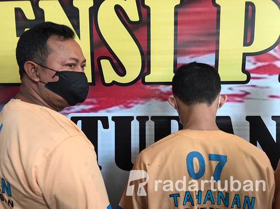 TERSANGKA PENGGUNA SABU: Suhartono, kepala Desa Mander, Kecamatan Tambakboyo saat diekspos di Mapolres Tuban kemarin (1/4). / Yudha Satria Aditama