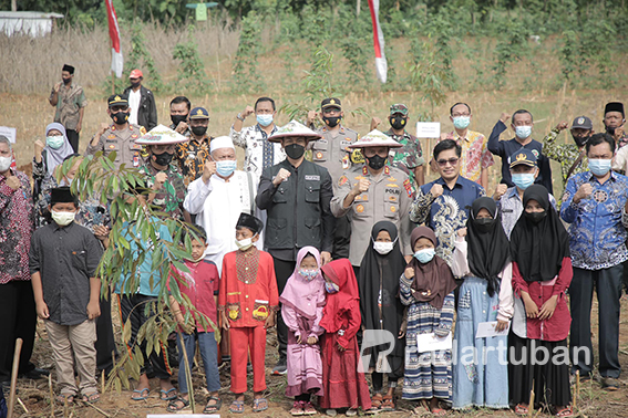 OPTIMISTIS BERHASIL:  Bupati Tuban Aditya Halindra Faridzky (berjaket hitam) foto bersama dengan jajaran Forkopimca Jatirogo dan Kenduruan pada launching Kampung Durian Desa Kebonharjo, Kecamatan Jatirogo, Jumat (1/4). / Yusab Alfa Ziqin