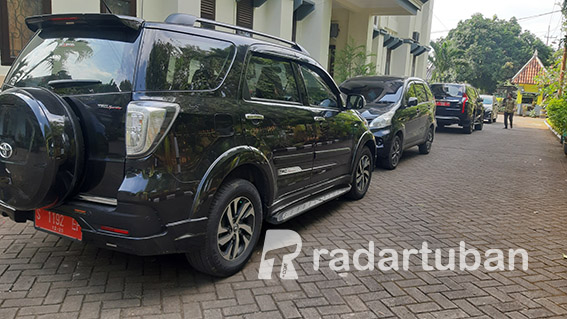 TIDAK UNTUK MUDIK: Mobil dinas terparkir di halaman kantor dinas pendidikan. Fasilitas negera dilarang digunakan untuk mudik. / M. Mahfudz Muntaha