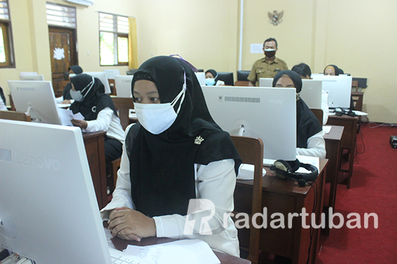 PEJUANG PENDIDIKAN: Sejumlah guru tidak tetap (GTT) saat berjuang agar lolos seleksi P3K. / Yudha Satria Aditama