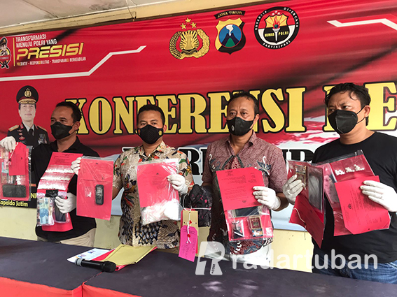HASIL RAZIA OPERASI PEKAT: Barang bukti berupa narkoba dan miras yang disita dari delapan kasus yang diungkap selama sebulan terakhir.