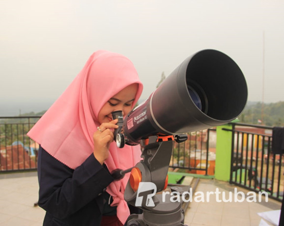 TAK BISA MELIHAT BULAN: Tim Badan Rukyatul Hilal (BHR) Kemenag Tuban saat melakukan rukyatul hilal di Desa Banyuurip, Kecamatan Senori kemarin (1/4). / ANDHIKA FERIAWAN