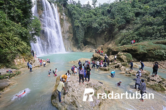 DESTINASI WISATA FAVORIT: Suasana Wisata Air Terjun Nglirip Singgahan dengan ikon andalannya air terjun dan panorama pegunungan./ Yudha Satria Aditama