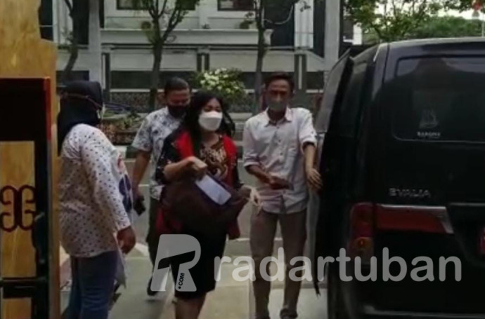 RESMI TERSANGKA: Jaksa Kejari Tuban menggiring HIP ke dalam mobil yang akan membawanya ke Lapas Kelas IIB Tuban kemarin sekitar pukul 15.00.