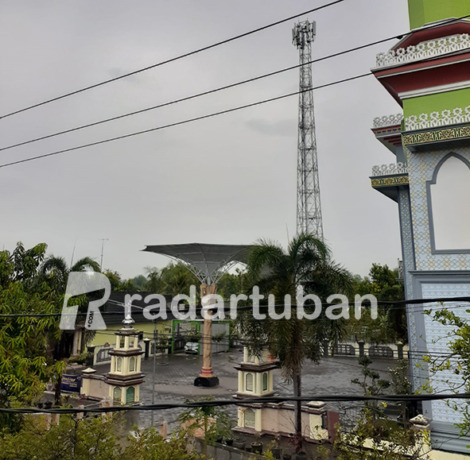 BELUM BERIZIN: Tower di Desa Plandirejo, Kecamatan Plumpang yang disegel Pemkab Tuban, Senin (25/4).