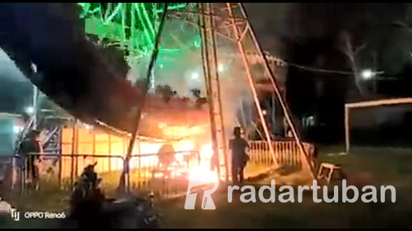 VIRAL: Tangkapan layar dari video wahana permainan anak yang terbakar di pasar malam di Desa Kebonharjo, Kecamatan Jatirogo, Sabtu (23/4) malam.