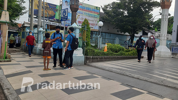 MERESAHKAN: Seorang anak tampak meminta-minta di pelataran Masjid Agung Tuban. Selama bulan Ramadan ini jumlah pengemis kian bertebaran di pelataran masjid-masjid.