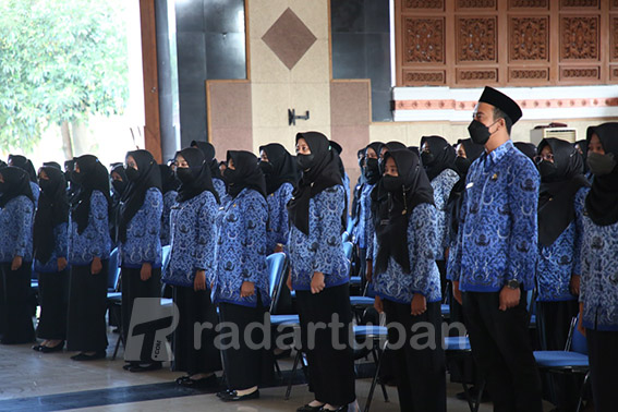 SIAP KERJA LAGI: Para CPNS menerima SK pengangkatan sebagai ASN Pemkab Tuban. Setelah libur panjang Lebaran, besok Senin (9/5) mereka wajib ngantor lagi.