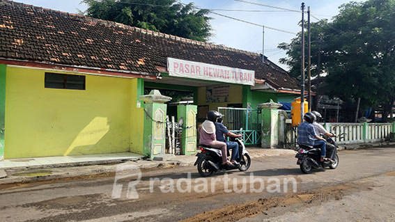 AKAN DIBATASI: Pasar Hewan Tuban akan tetap buka, tapi sapi dari luar Tuban dilarang masuk. / M. Mahfudz Muntaha
