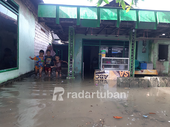 KORBAN BANJIR ROB: Rumah warga Desa Sugihwaras, Kecamatan Jenu yang terendam sebagian dan memaksa penghuninya mengungsi kemarin (23/5).