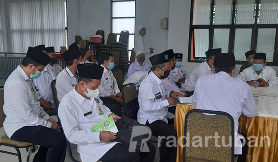 PERSIAPAN PELUNASAN: Kepala Kemenag Tuban Munir mengumpulkan kepala KUA dan KBIHU melakukan koordinasi untuk proses pelunasan BPIH. / M. Mahfudz Muntaha