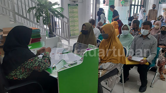 PELUNASAN: CJH yang siap berangkat haji tahun ini melakukan pelunasan di Kantor Kemenag Tuban. / M. Mahfudz Muntaha