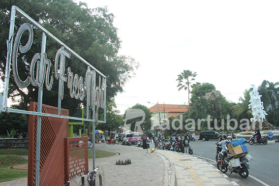 IKON BARU: Area Taman Sleko yang menjadi lokasi Car Free Night (CFN) Tuban setiap Sabtu malam. / Yudha Satria Aditama