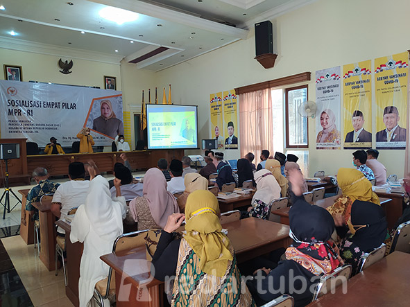 BERDEDIKASI: Komisi VI DPR RI Fraksi Golkar Dra. Hj. Haeny Relawati Rini Widyastuti, M.Si. menggelar sosialisasi empat pilar kebangsaan MPR-RI di Tuban.
