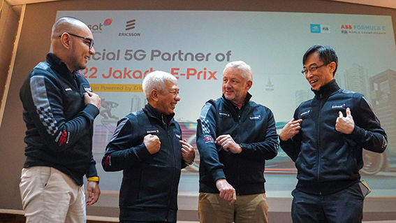 PARTNER RESMI: Dari kiri SVP-Head of Corporate Communications Steve Saerang, Director and Chief Regulatory Indosat Ooredoo Hutchison Muhammad Buldansyah, Head of Ericsson Indonesia Jerry Soper, dan Chief Technology Officer IOH Desmond Cheung (kanan) siap