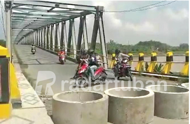 KERUSAKANNYA MASIH DIKAJI: Jembatan Glendeng yang menghubungkan Kecamatan Soko – Bojonegoro yang ditutup total sejak 21 Mei lalu.