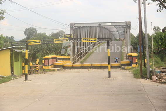 MASIH DITUTUP: Kondisi jembatan Glendeng—penghubung Tuban-Bojonegoro yang kembali ditutup total. / Andhika Feriawan