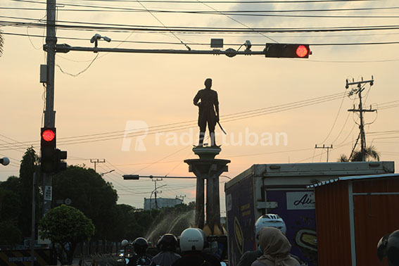 BELUM BERFUNGSI: Kamera pengintai di Bundaran Patung Letda Sucipto yang disiapkan untuk tilang elektronik sejak tiga tahun yang lalu./ Yudha Satria Aditama