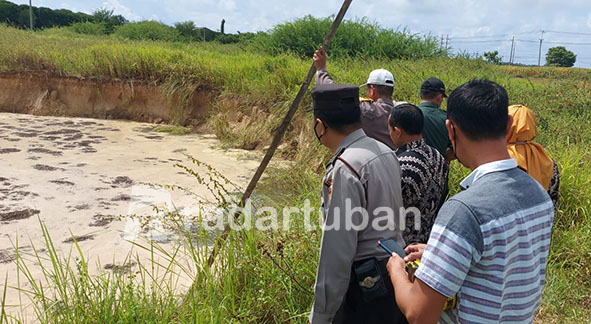 CEK LOKASI: Pihak kepolisian bersama kecamatan saat melihat kolam lumpur yang berada di Desa Tasikharjo, Kecamatan Jenu.