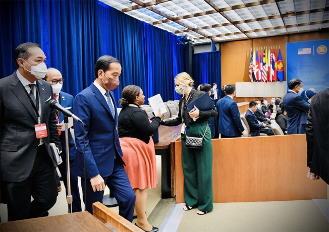 Presiden Jokowi menyerukan penghentian perang di Ukraina karena telah menciptakan tragedi kemanusiaan dan memperburuk perekonomian dunia. Selain itu, perang di Ukraina juga telah melemahkan multilateralisme dan berpotensi memecah belah hubungan antarnegar