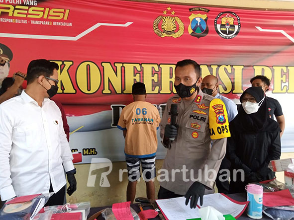PENJAHAT KELAS KAKAP: R, satu dari tujuh pelaku perampokan di rumah dan toko milik Royom saat diekpos Kapolres Tuban AKBP Darman kemarin (11/5). / Yusab Alfa Ziqin