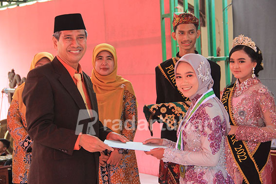 BANGGA: Kepala SMAN I Rengel Syaiful Annas menyerahkan penghargaan kepada siswa berprestasi.