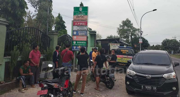 SASARAN EMOSI: Balai Desa Bangunrejo, Kecamatan Soko yang dilempari sekelompok pemuda asal Bojonegoro.