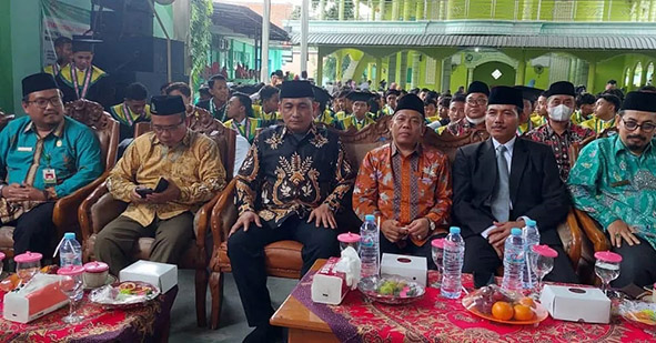 BERTABUR BINTANG: Wabup Tuban Riyadi (tiga dari kiri) bersama undangan kehormatan pada Wisuda Purnasiswa MAN 2 Tuban, Sabtu (21/5) pagi.