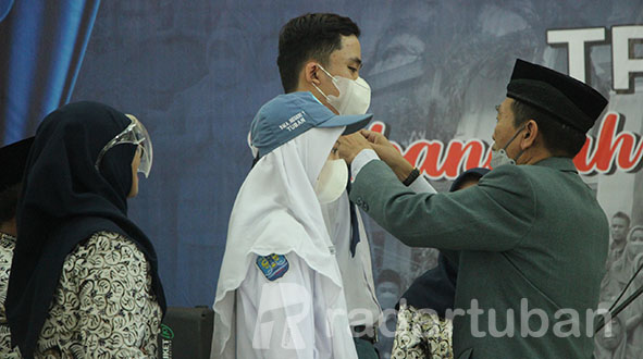 MENGHARUKAN: Pelepasan atribut dan penyerahan siswa kepada orang tuanya setelah menempuh pendidikan di SMAN 1 Tuban.