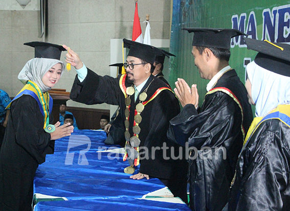 SELAMAT DAN SUKSES: Prosesi purna siswa 367 peserta didik kelas XII MAN 1 Tuban di Graha Sandiya, Tuban kemarin (30/5). / Yudha Satria Aditama
