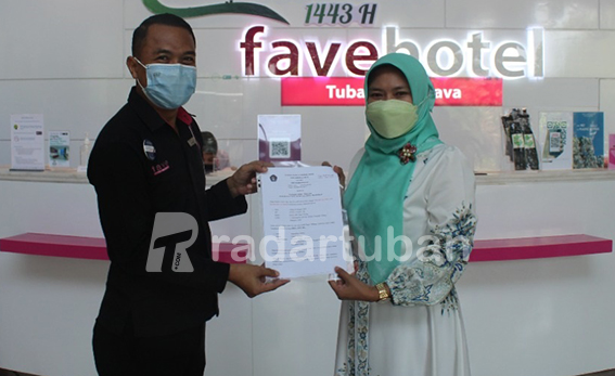 TEKEN KOMITMEN: Kepala SMKN 1 Widang dan Fave Hotel menyepakati kerja sama untuk jurusan baru Perhotelan.
