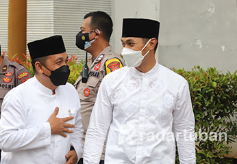 KOMPAK: Bupati Tuban Aditya Halindra Faridzky dan wakil bupati Riyadi saat kegiatan Safari Ramadan. Tahun ini, keduanya melaksanakan salat Idul Fitri bareng di Masjid Agung Tuban.