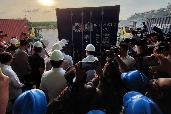 Sedikitnya 8 kontainer dengan volume 8 ribu liter minyak goreng berhasil disita di Pelabuhan Tanjung Perak. Eksportir mengelabui dengan tidak mencantumkan minyak goreng dalam dokumen Pemberitahuan Ekspor Barang (PEB).