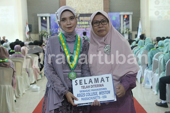 SIAP BELAJAR DI AS: Ajeng Rizqya Sabrina didampingi ibunya Nur Aini saat mengikuti acara perpisahan sekolah di Hotel Mustika Tuban. / Yudha Satria Aditama