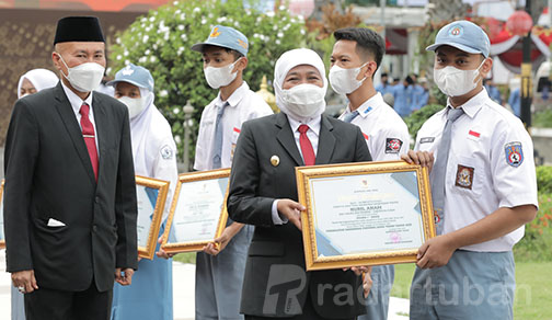 MEMBANGGAKAN: Nuril Anam, peraih juara 1 LKS Nasional SMK Tahun 2021 bidang lomba plastic die engineering yang menerima penghargaan dari Gubernur Jatim Khofifah Indar Parawansa.
