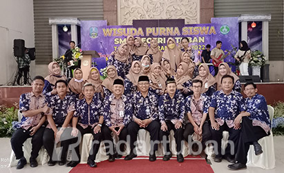 PAHLAWAN TANPA TANDA JASA: Keluarga besar pendidik SMAN 2 Tuban yang senantiasa berkomitmen untuk mengantar putra-putri Tuban menggapai prestasi./ Yudha Satria Aditama