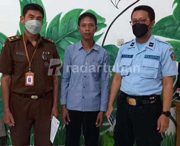 RESMI DITAHAN: Kasi Pelayanan Pemerintahan Desa Mulyoagung, Kecamatan Singgahan Supriyanto kemarin (12/5) sekitar pukul 10.00 ditahan Kejari Tuban. / Yusab Alfa Ziqin