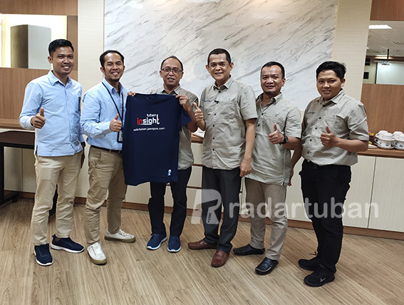 PERERAT KERJA SAMA: General Manager Radar Tuban Tulus Widodo didampingi jajaran manajemen menyerahkan cenderamata kaus Tuban Insight kepada Manajer Keuangan dan Administrasi PT PJB UBJOM PLTU Tanjung Awar-Awar Tuban Adityo Baskoro Widagdo.