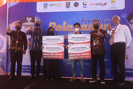 SALAM JATIMERS: Dari kiri, Pemimpin Bank Jatim Cabang Tuban Suyatno, Bupati Aditya Halindra Faridzky, dua pelaku usaha ultra mikro, Pemimpin Divisi Kredit Mikro Ritel dan Program Bank Jatim Taufan Muhammad, dan Kabid Pelayanan Perizinan Sektor Perekonomia