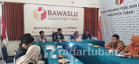 TINJAU KEBUTUHAN SARANA-PRASARANA: Supervisi dari Bawaslu Provinsi Jatim di kantor Bawaslu Tuban kemarin (17/6). Salah satu pembahasannya terkait kebutuhan ruang sidang. / Zakki Tamami