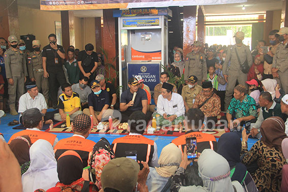 SERAP SARAN DAN MASUKAN: Bupati Tuban Aditya Halindra didampingi Sekda Budi Wiyana dan Kepala Diskop UKM Perdag Tuban Agus Wijaya bincang santai dengan para pedagang kemarin (31/5). / Andhika Feriawan
