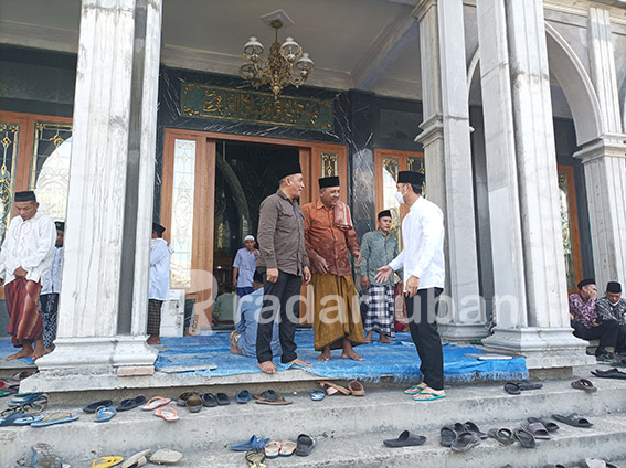 PENUH KEAKRABAN: Bupati Aditya Halindra Faridzky bersama Wakil Bupati Riyadi menjalankan salat Jumat di Masjid Jami’ Miftahul Ulum tidak jauh dari kediamannya wabup.