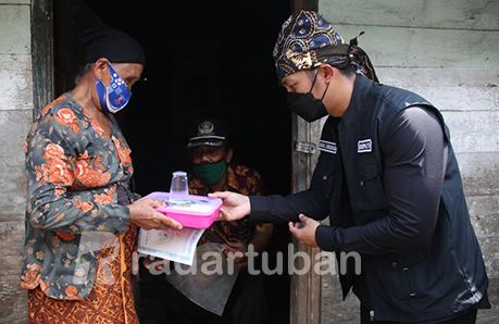BERI PERHATIAN KHUSUS: Bupati Tuban Aditya Halindra Faridzky menyerahkan paket nasi kotak program pemberian makanan tambahan kepada duafa penerima manfaat.