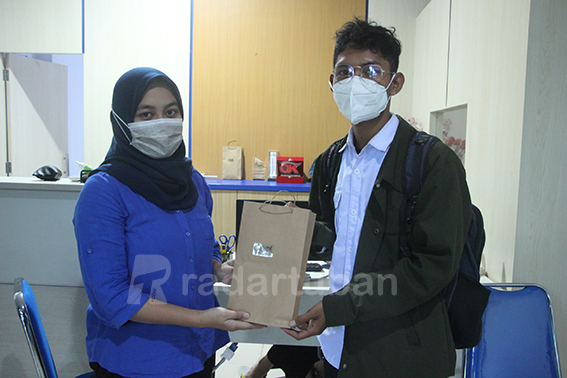 AMBIL HADIAH: Agus Ahmadi, followers akun Instagram Radar Tuban yang berhasil memenangkan undian giveaway tahap pertama./ Yudha Satria Aditama