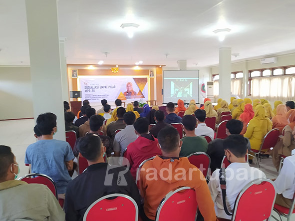 JALANKAN FUNGSI WAKIL RAKYAT: Anggota Komisi VI DPR RI Fraksi Golkar Dra. Hj. Haeny Relawati Rini Widyastuti, M.Si. menggelar sosialisasi empat pilar kebangsaan MPR-RI di Tuban.