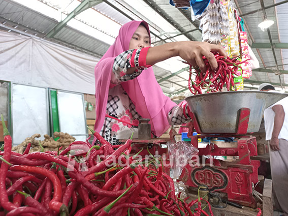NGEPUMP: Rumiyatun, salah satu pedagang cabai di Pasar Baru Tuban, saat ini harga cabai tembus Rp 85 ribu per kg./ Ahmad Atho