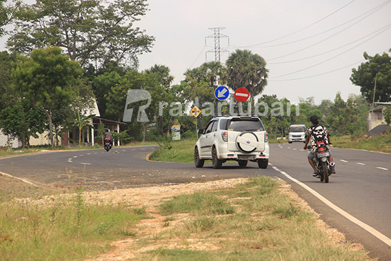 TITIK TERPUTUSNYA JALAN: Ujung barat JLS sisi utara di Desa Prunggahan Kulon, Kecamatan Semanding yang tidak dilanjutkan pengerjaannya oleh pemerintah pusat. / Andhika Feriawan