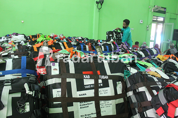 SIAP BERANGKAT: Koper haji dikumpulkan di Kantor Kemenag Tuban untuk persiapan pemberangkatan hari ini, Jumat (3/6) menuju ke Asrama Haji Surabaya. / M. Mahfudz Muntaha