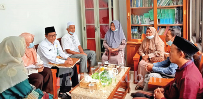 BERSIAP BERANGKAT: Petugas Kemenag Tuban memastikan kesiapan pemberangkatan jemaah tambahan di gedung pusat layanan haji umrah terpadu (PLHUT) Kemenag setempat.